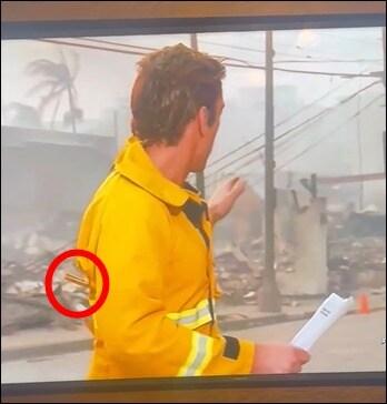 본문 이미지 - 8일(현지시간) 미국의 데이비드 뮤어 ABC 뉴스 앵커가 캘리포니아주 로스앤젤레스에서 산불 현장을 보도하던 중 그가 입던 방화복에 꽂은 나무 집게가 포착된 모습. (사진은 X(옛 트위터) 영상 갈무리)