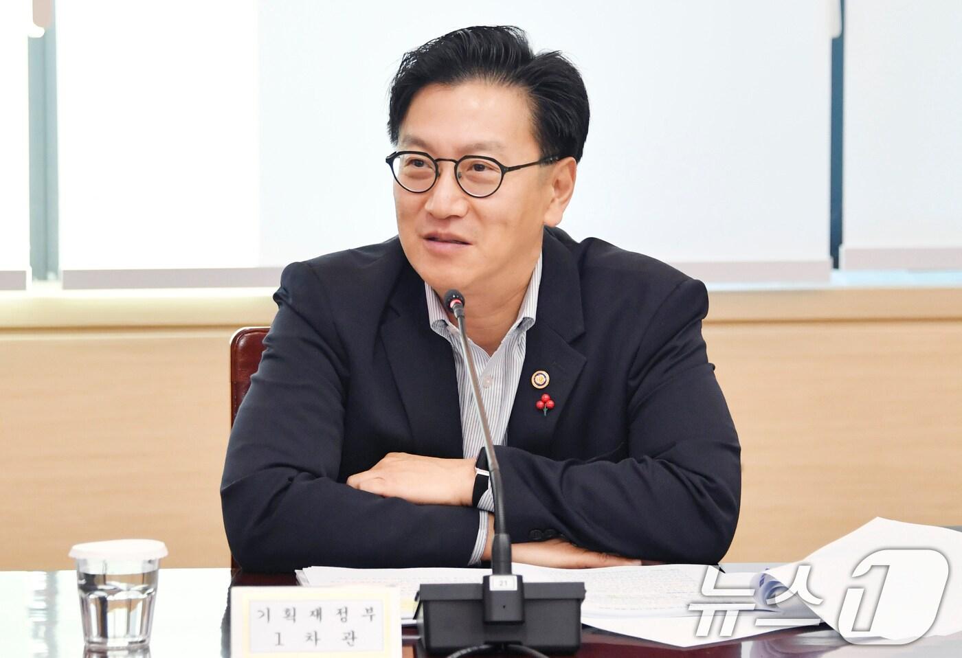 본문 이미지 - 김범석 기획재정부 차관이 10일 오전 서울 종로구 정부서울청사에서 열린 '제50차 경제관계차관회의 겸 제6차 경제·금융상황점검 전담반 회의'를 주재하고 있다. (기재부 제공) /뉴스1