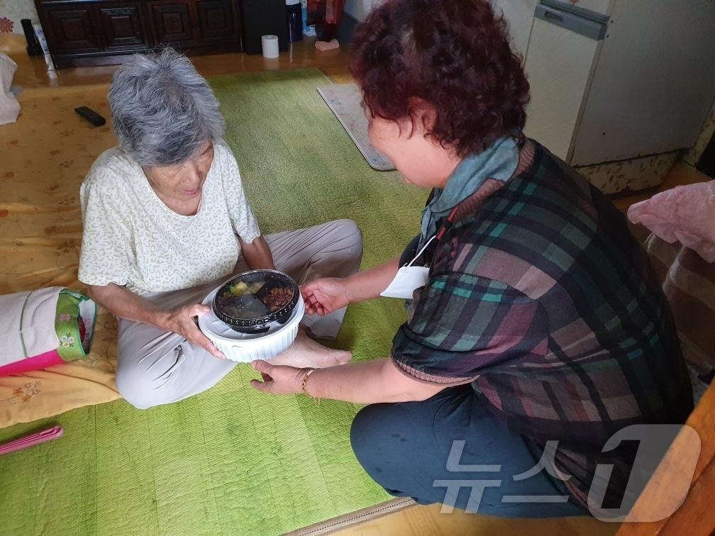 본문 이미지 - 한 노인이 반찬 지원 서비스를 이용하고 있다.(의성군 제공)2025.1.10/뉴스1