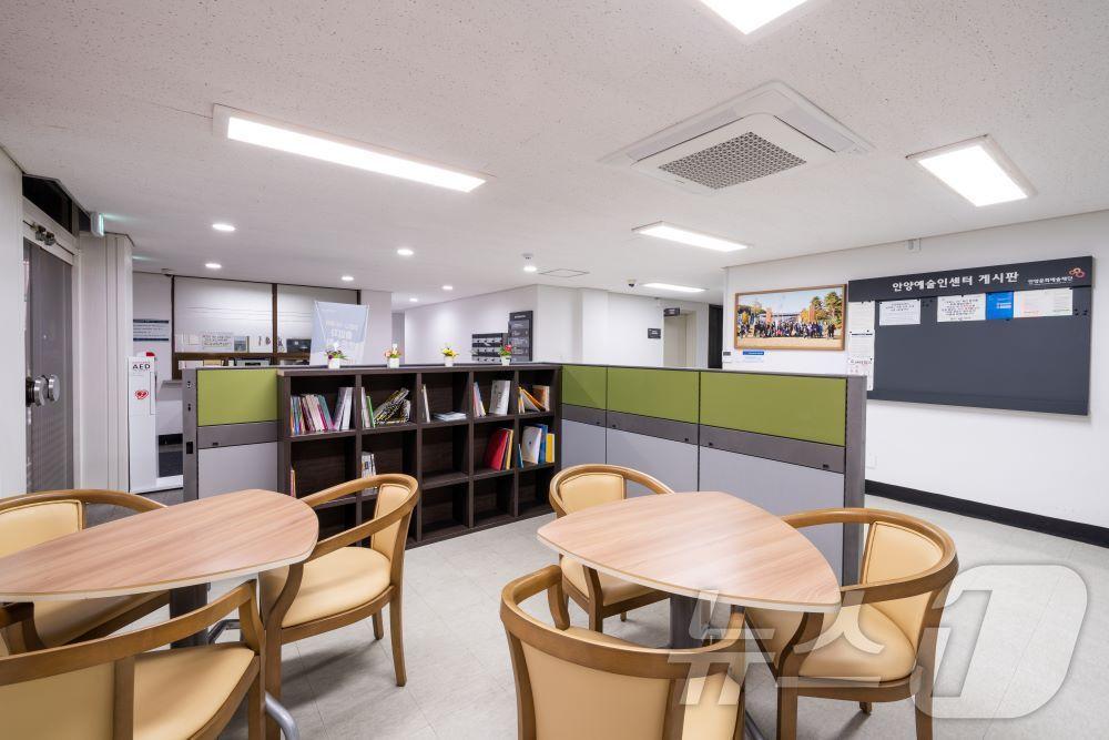 본문 이미지 - 안양문화예술재단 안양예술인센터 내부 모습.(안양시 제공)/
