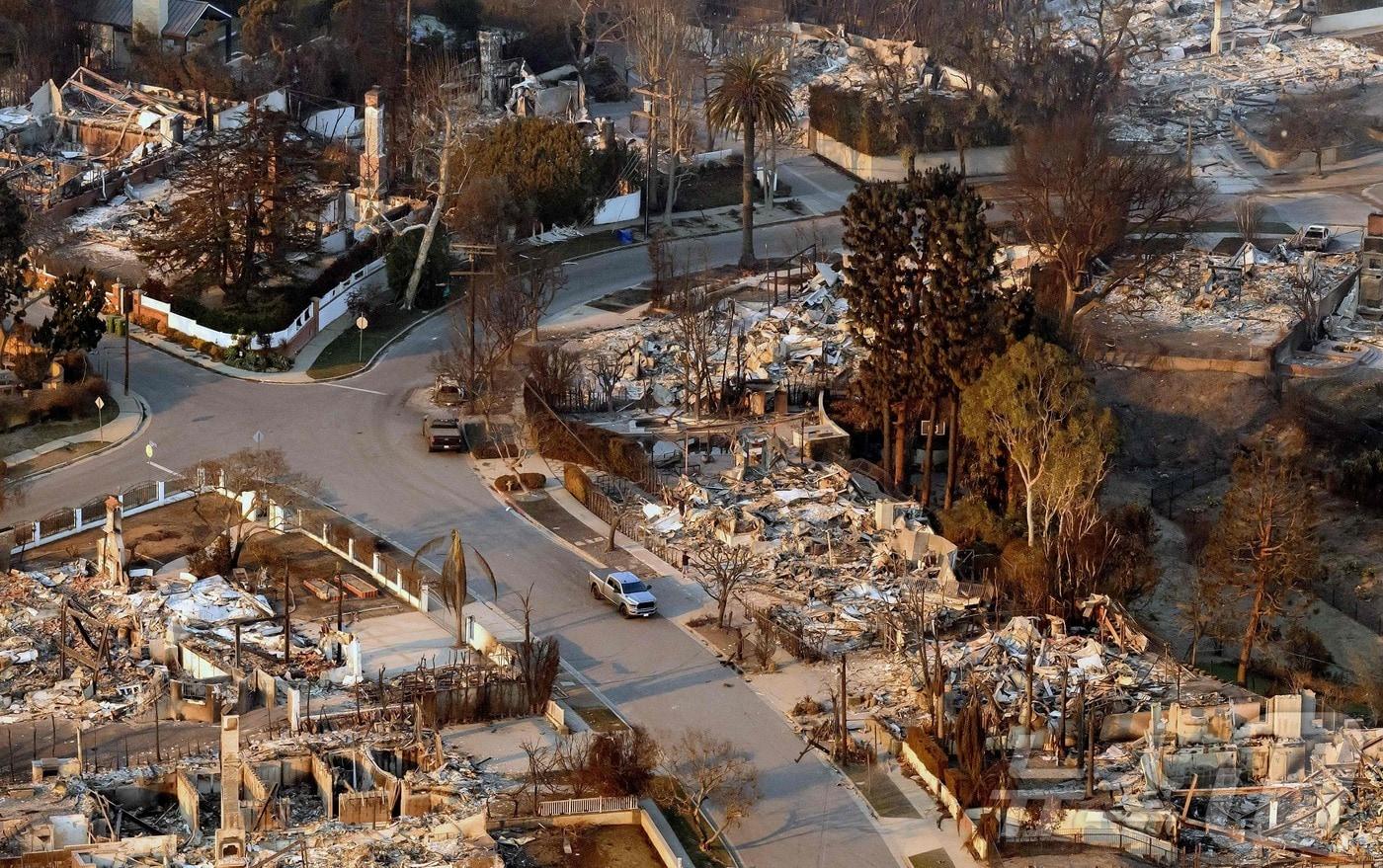 9일(현지시간) 팰리세이즈 산불이 휩쓸고 간 캘리포니아 로스앤젤레스 인근의 퍼시픽 팰리세이즈에서 불에 탄 주택들의 모습이 보인다. 2025.01.10 ⓒ AFP=뉴스1 ⓒ News1 우동명 기자