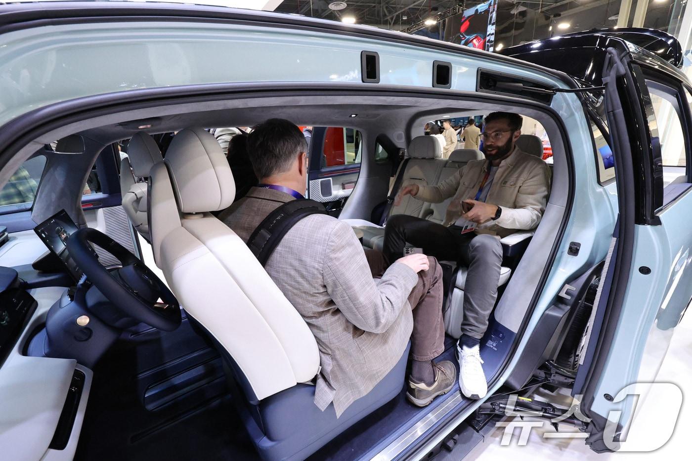 본문 이미지 - 세계 최대 IT(정보기술)·가전 전시회 'CES 2025' 폐막을 하루 앞둔 9일(현지시간) 미국 네바다주 라스베이거스 컨벤션센터(LVCC)에 마련된 중국 지커 전시관에서 관람객들이 전기차를 체험하고 있다. 2026.1.10/뉴스1 ⓒ News1 신웅수 기자