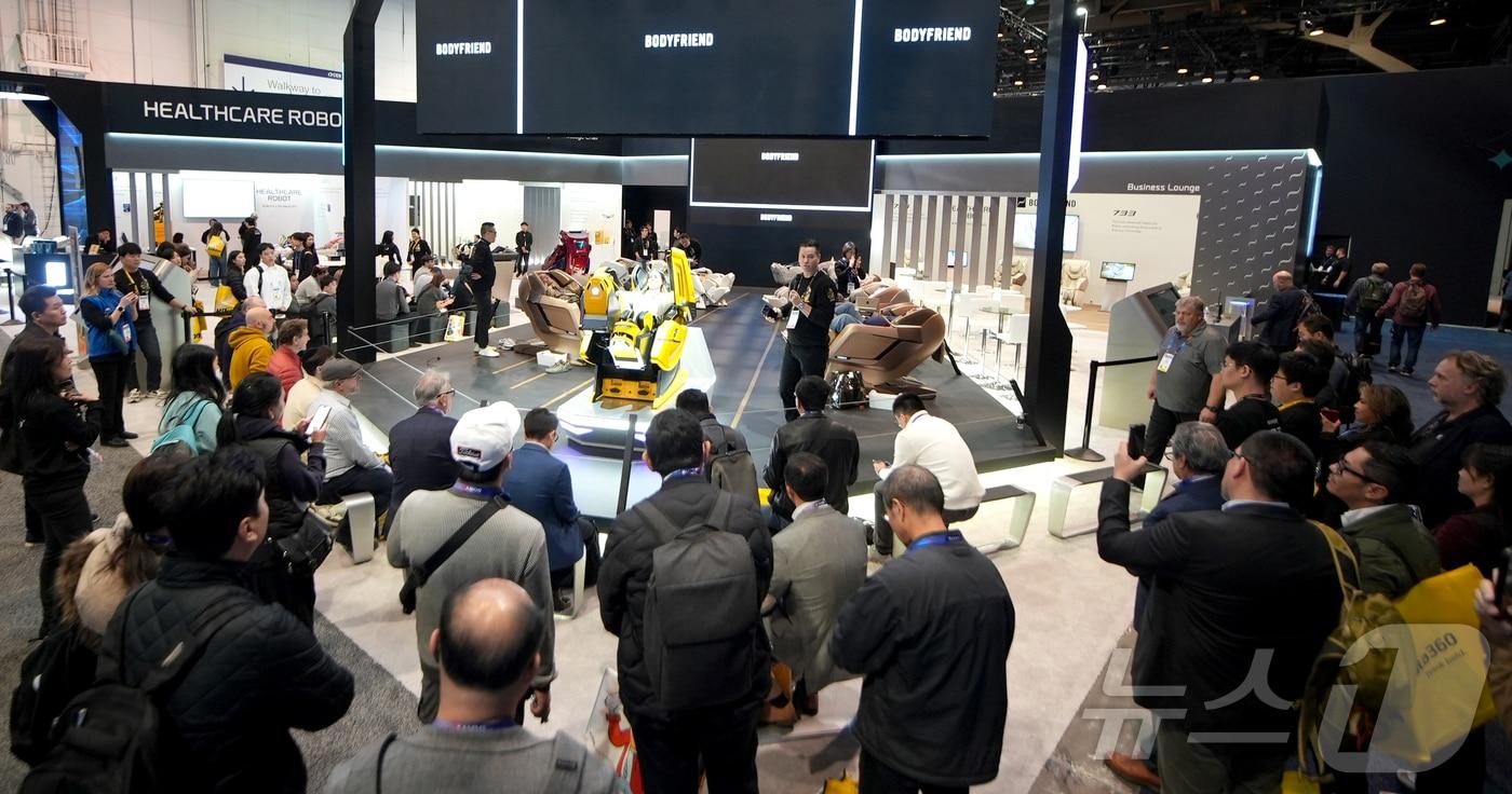 CES 2025에서 바디프랜드의 AI 헬스케어로봇 '733' 시연 행사가 진행되고 있다.(바디프랜드 제공)