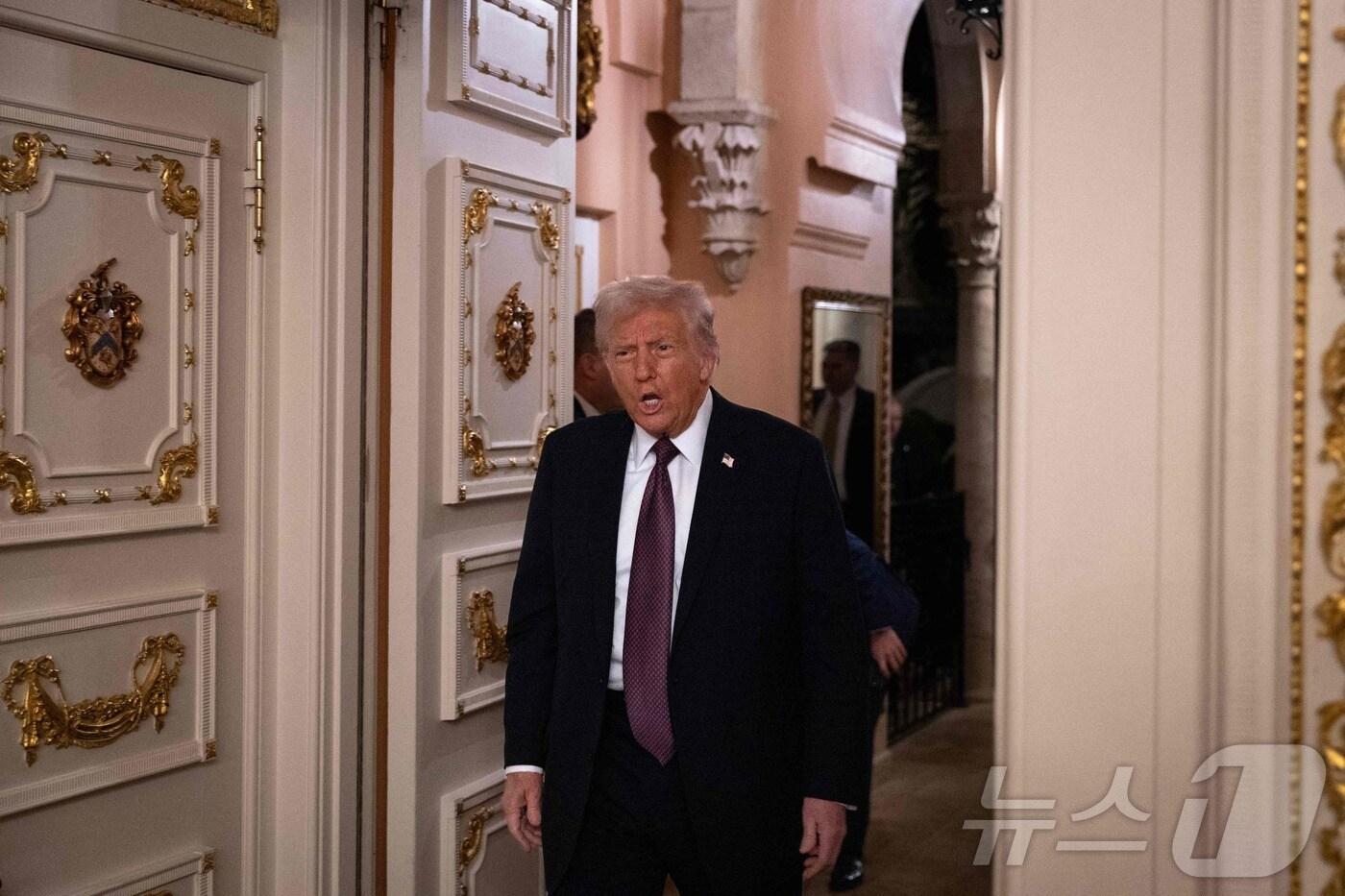 도널드 트럼프 미국 대통령 당선인이 9일(현지시간) 플로리다주 팜비치 마러라고 리조트에서 공화당 소속 주지사들과 회의에 도착을 하고 있다. 2025.01.10 ⓒ AFP=뉴스1 ⓒ News1 우동명 기자