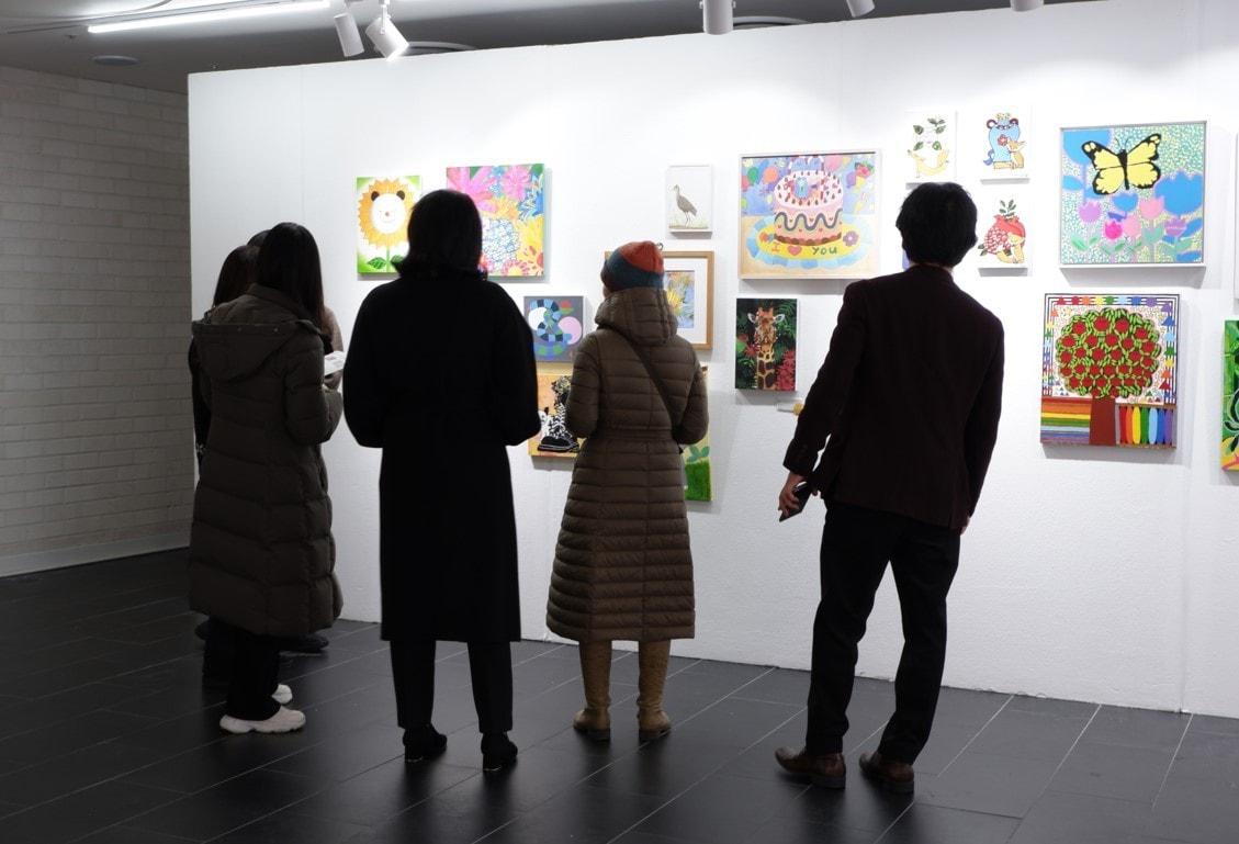 본문 이미지 - 단체전 &#39;경계를 넘어, 한 걸음 더&#39; 전시전경