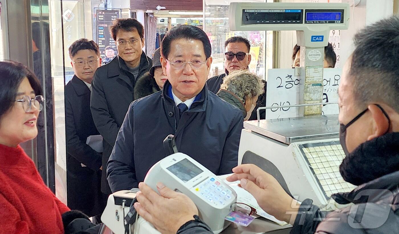 본문 이미지 - 김영록 전라남도지사가 10일 순천시 중앙동 상가를 방문, 내수경기 침체로 인한 소비 부진으로 어려움을 겪는 소상공인들을 격려하고 있다.(전남도 제공) 2025.1.10/뉴스1 