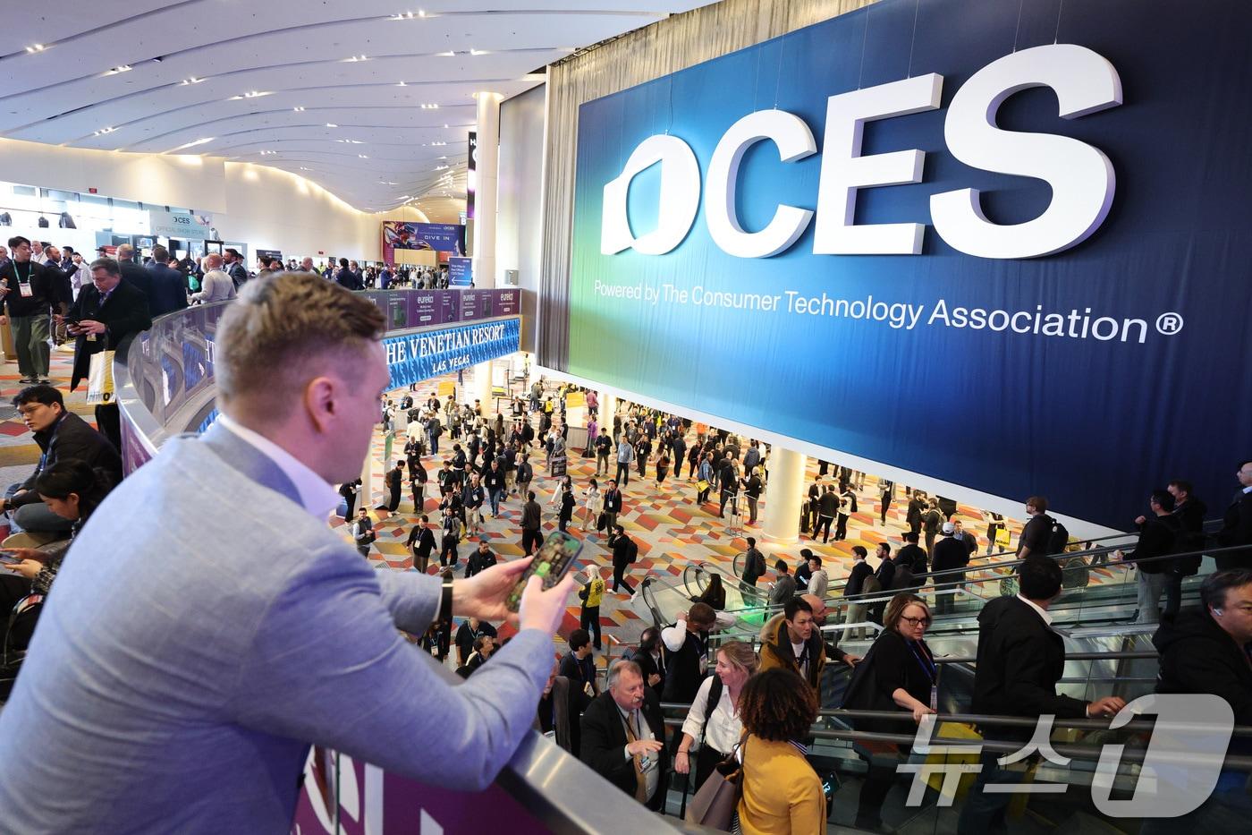 &#39;CES 2025&#39;가 열리고 있는 미국 네바다주 라스베이거스 컨벤션센터&#40;LVCC&#41;에서 관람객들이 전시장을 오가고 있다. 이번 행사는 &#39;다이브 인&#39;&#40;몰입&#41;을 주제로 전 세계 160개국에서 4,500여 개 기업이 참여해 사상 최대 규모로 치러졌다. 2025.1.10/뉴스1 ⓒ News1 신웅수 기자