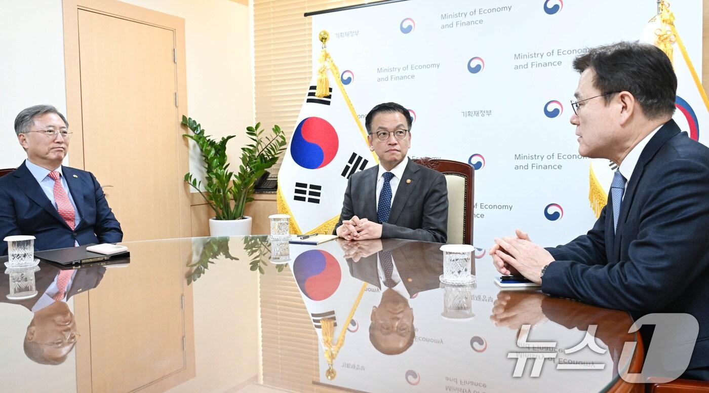 최상목 대통령 권한대행 부총리 겸 기획재정부 장관과  최종구 국제금융협력 대사(오른쪽) /뉴스1