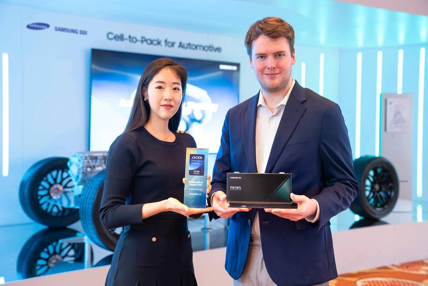 본문 이미지 - 삼성SDI 임직원이 9일(현지시간) 미국 라스베이거스에서 열린 'CES 2025'에서 혁신상 수상 제품을 선보이고 있다. (삼성SDI 제공)