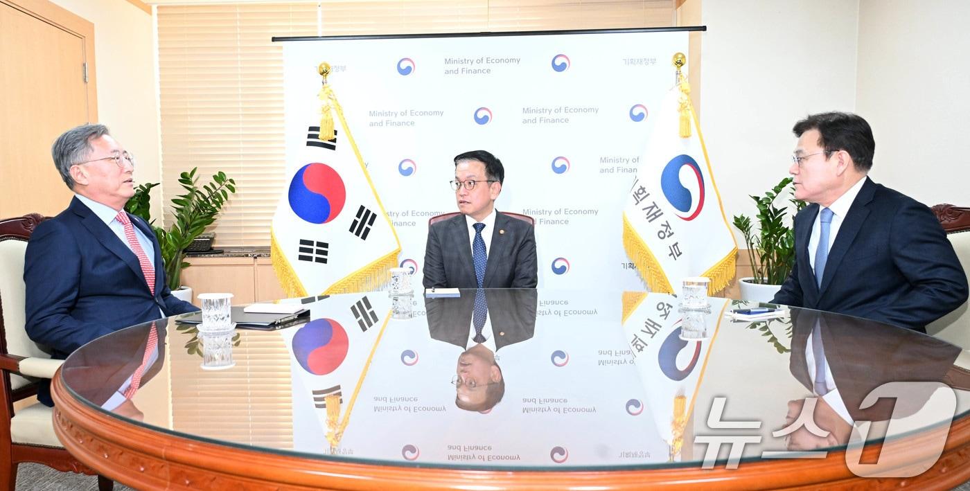 최상목 대통령 권한대행 부총리 겸 기획재정부 장관이 서울 종로구 정부서울청사에서 최중경 국제투자협력 대사, 최종구 국제금융협력 대사를 접견하고 있다. &#40;기획재정부 제공&#41; 2025.1.10/뉴스1