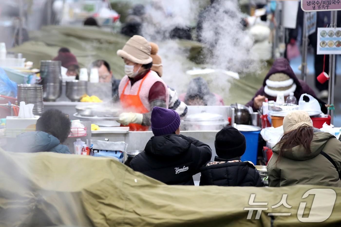매서운 한파가 이어진 10일 대구 서문시장을 찾은 시민들이 김이 모락모락 피어오르는 칼국수를 먹으며 추위에 꽁꽁 언 몸을 녹이고 있다. 2025.1.10/뉴스1 ⓒ News1 공정식 기자