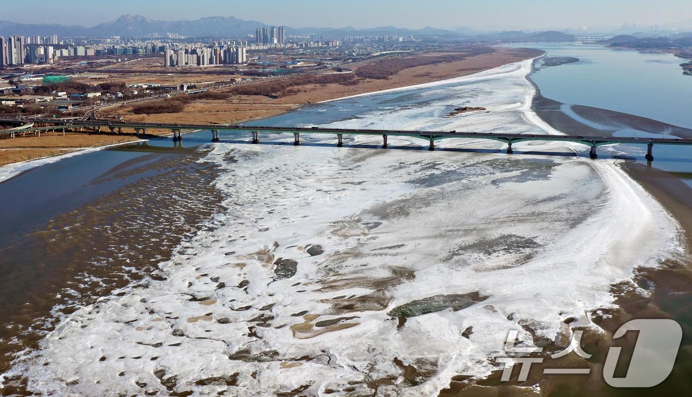 올 겨울 가장 추운 날씨를 보인 10일 경기도 김포시와 고양시를 이어주는 일산대교 아래 한강이 얼어 있다. 2025.1.10/뉴스1 ⓒ News1 김명섭 기자
