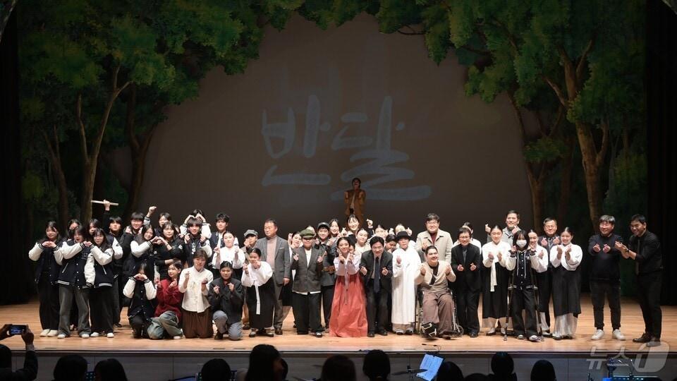 본문 이미지 - 학생들이 공연을 마친 뒤 단체 기념사진 촬영을 하고 있다.(전남교육청 제공)/뉴스1 