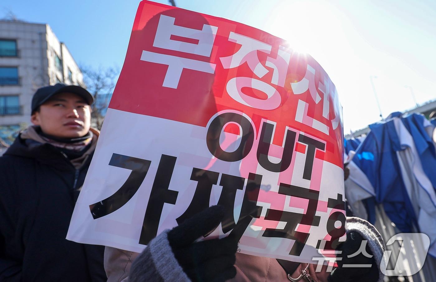 전국 대부분 지방에 한파 특보가 발효된 10일 서울 용산구 한남동 대통령 관저 인근에서 윤석열 대통령 지지자들이 탄핵 반대 집회를 하고 있다. 2025.1.10/뉴스1 ⓒ News1 김성진 기자