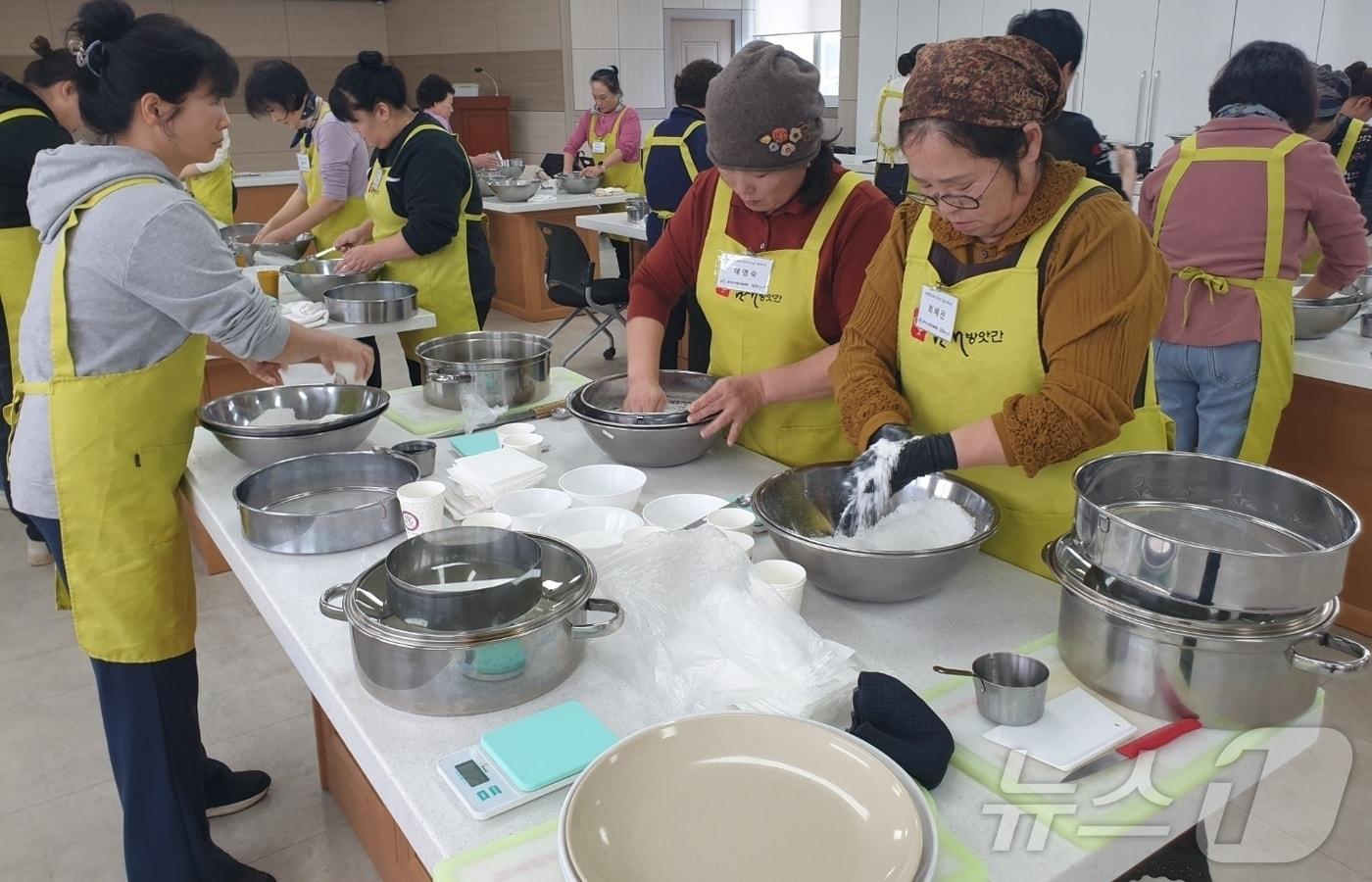 충북 괴산군은 2월과 3월 두 달에 걸쳐 '2025년 여성 농업인 전문인력 양성교육'을 진행한다.(괴산군 제공)/뉴스1