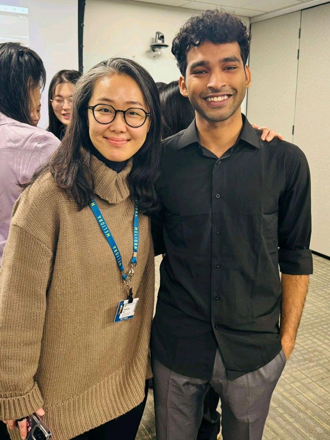 본문 이미지 - 이영선 교수(왼쪽)와 미 로체스터대학교 학생. 이 학생은 이 교수의 수업에 대해 "효과적인 프레젠테이션을 만들고 발표하는 모범 사례를 배울 수 있었다"며 "영감을 준 강의"라고 했다.(출처=이영선 교수 링크드인)