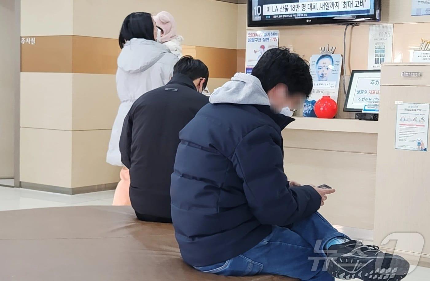 최근 독감(인플루엔자) 유행이 급격하게 확산하고 있는 가운데 10일 오전 전북자치도 전주시 완산구 서신동의 한 이비인후과의원에서 독감 의심환자들이 마스크를 쓴 채 진료를 기다리고 있다. 2025.1.10/뉴스1 ⓒ News1 신준수 기자