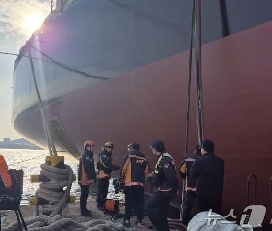 본문 이미지 - 지난해 12월 30일 울산 동구 방어동에 위치한 HD현대미포 안벽 계류에서 잠수 작업을 벌이던 근로자 김 모 씨(22)가 숨지는 사고가 발생했다.(울산소방본부제공)