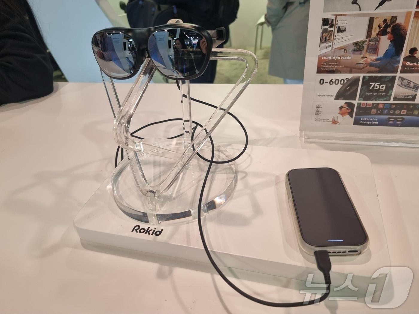 본문 이미지 - CES 2025에서 전시된 로키드(Rokid)의 AR 안경. ⓒ 뉴스1