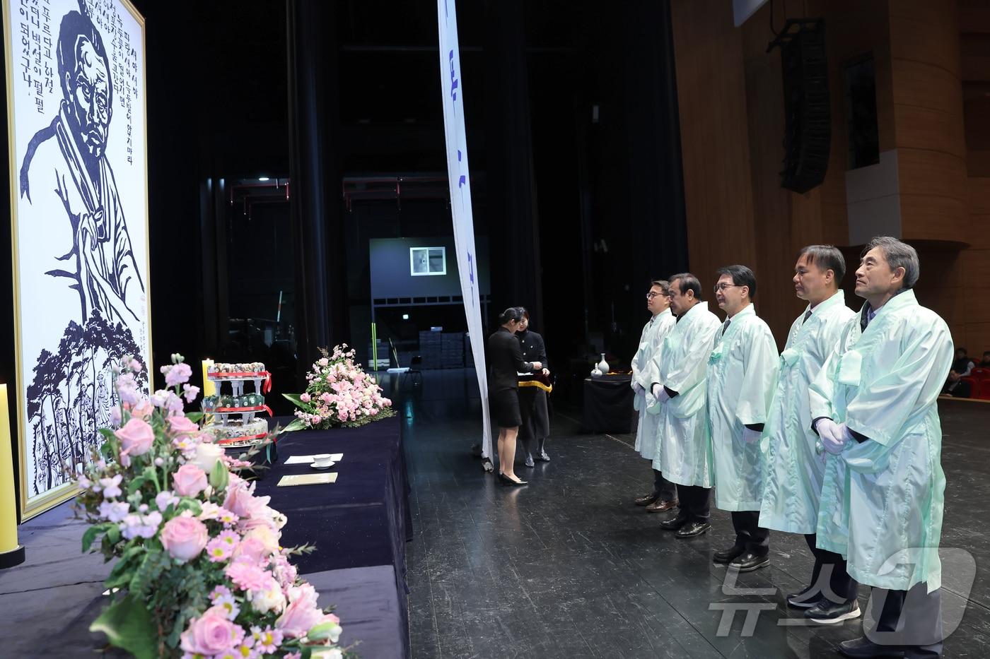 본문 이미지 -  고창동학농민혁명기념사업회가 10일 오후 고창문화의전당에서 전봉준장군 탄생 169주년 기념행사를 개최했다.(고창군 제공)2025.1.10/뉴스1