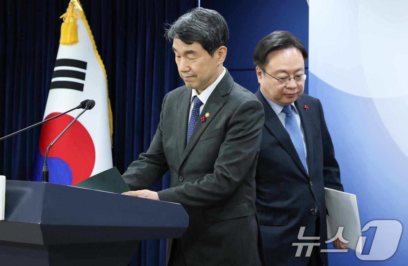 이주호 사회부총리 겸 교육부장관 조규홍 보건복지부장관이 서울 종로구 정부서울청사 브리핑실에 입장하고 있다. 2025.1.10/뉴스1 ⓒ News1 허경 기자