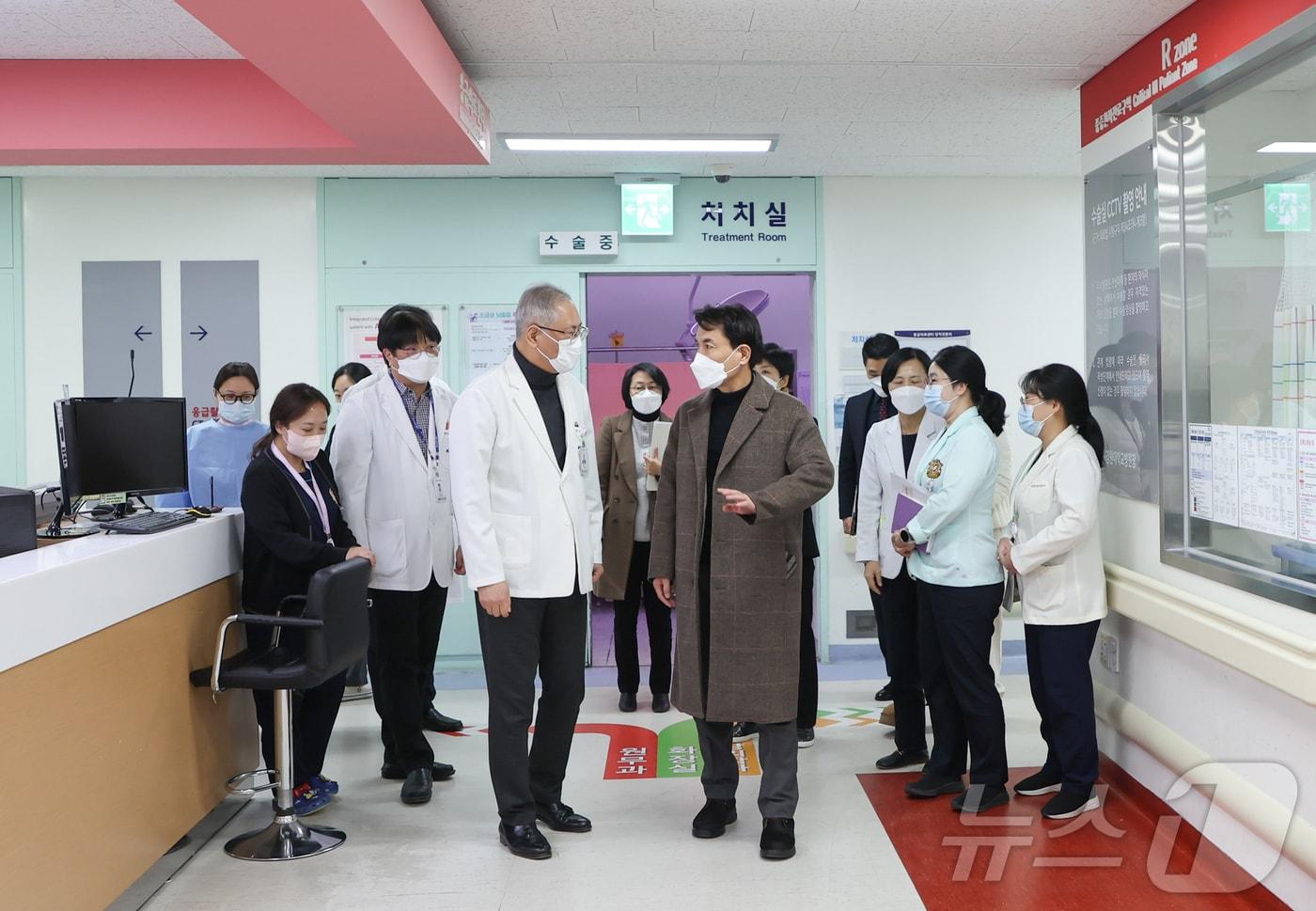 김진태 강원특별자치도지사가 10일 강원대학교병원 응급의료센터를 방문해 의료체계를 점검하고 현장 근무 직원들을 격려했다. 강원대병원 응급의료센터는 지난 7일부터 성인‧소아 주 7일 24시간 진료를 전면 시작, 약 4개월여 만에 응급진료체계를 정상화했다.(강원도 제공) 2025.1.10/뉴스1