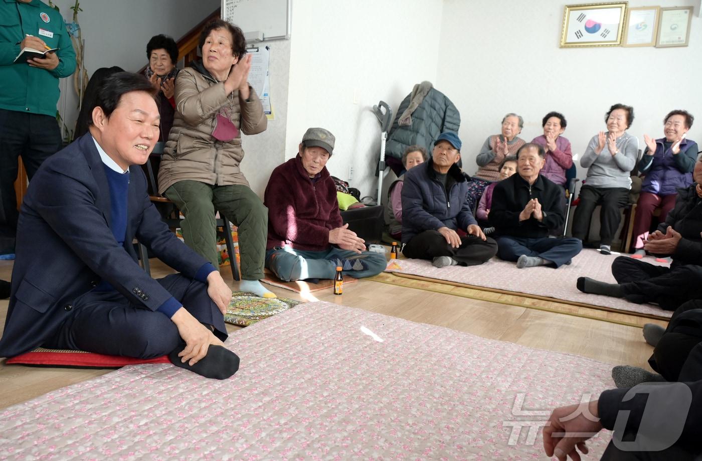 박완수 경남지사(맨 왼쪽)가 10일 한파 쉼터에서 어르신들과 대화를 나누고 있다.(경남도 제공)