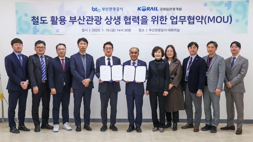 본문 이미지 - 코레일관광개발과 부산관광공사 관계자들이 업무협약 후 기념촬영를 하고 있다.(코레일관광개발 제공)