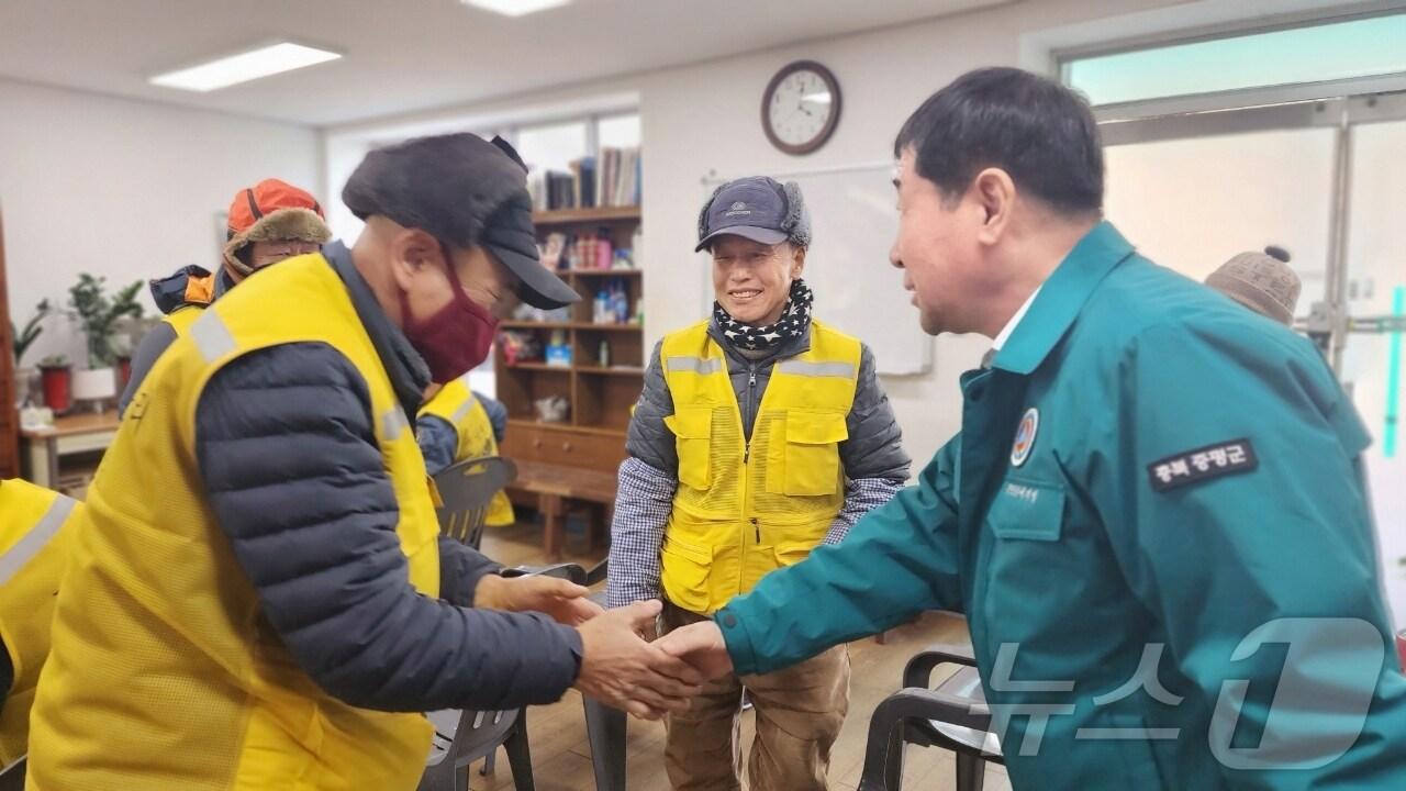 본문 이미지 - 이재영 충북 증평군수가 10일 송산공원을 찾아 야외 근로자들의 한파 대책을 살피고 있다.(증평군 제공)/뉴스1