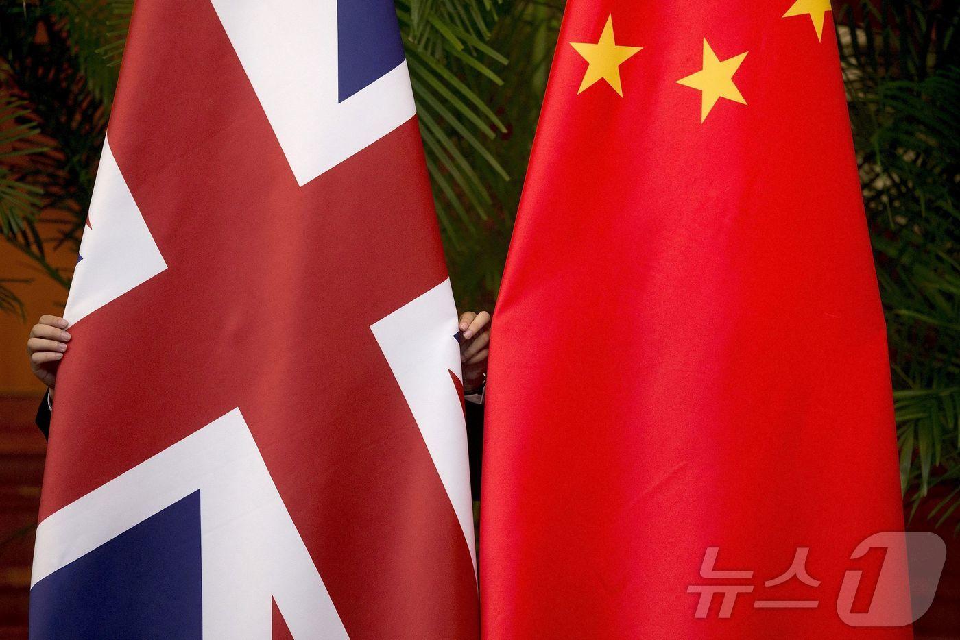 본문 이미지 - 2015년 9월 중국 베이징 댜오위타이 국빈관에서 열린 제7차 중-영 경제금융 대화에 전시된 양국 국기. 2015.9.21 ⓒ 로이터=뉴스1