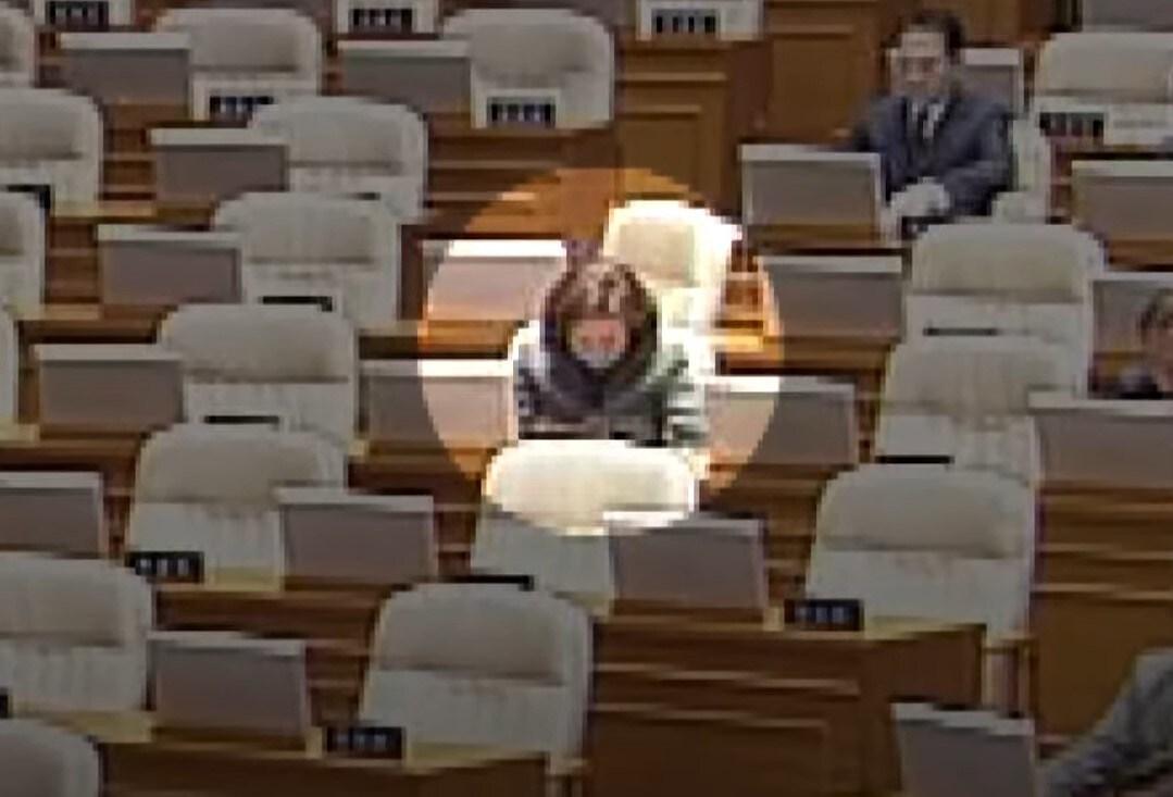 본문 이미지 - 9일 국회 본회의장에서 김민전 국민의힘 의원이 조는 듯한 모습이 포착됐다. (JTBC 갈무리)