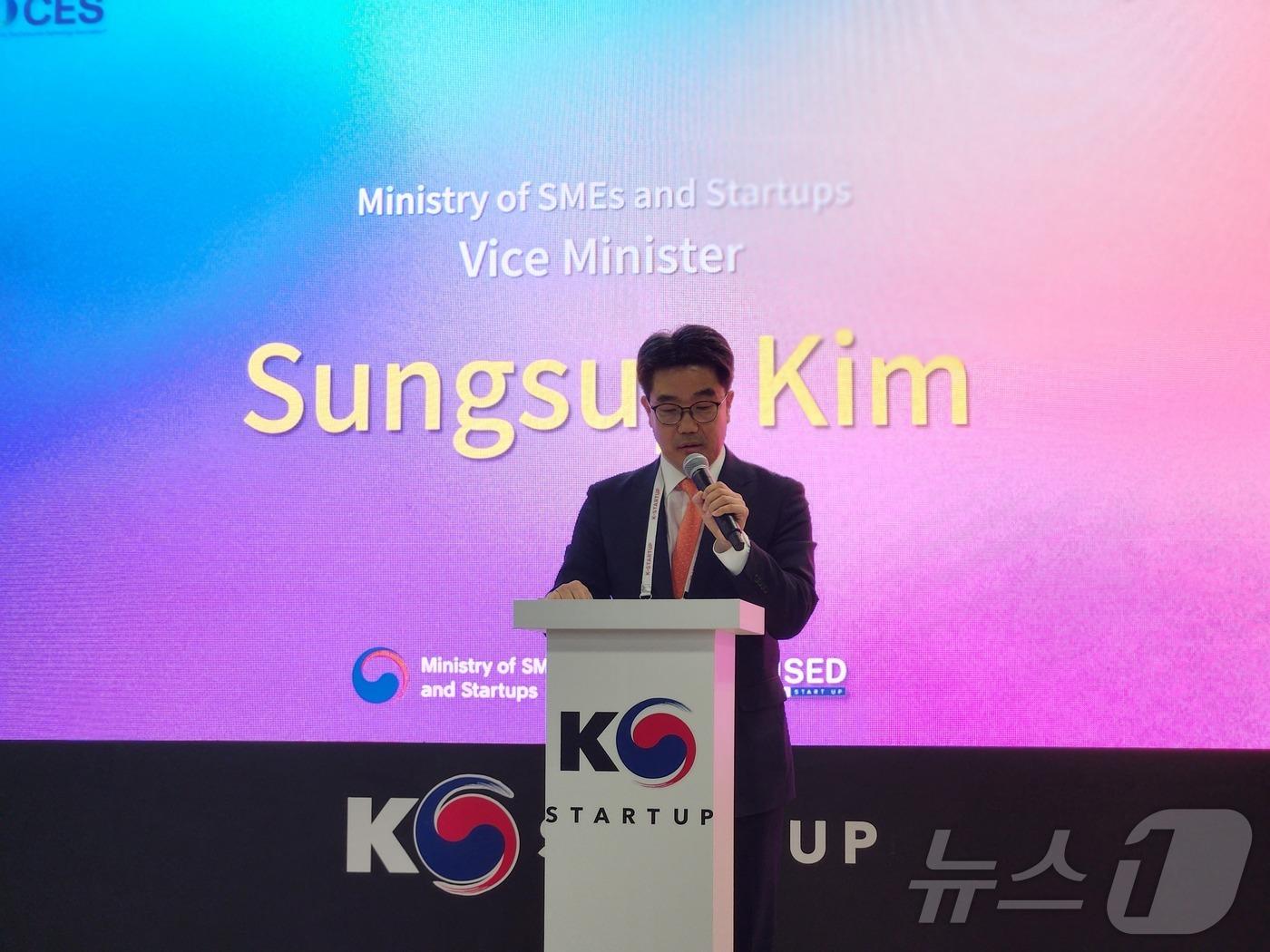 본문 이미지 - 김성섭 중소벤처기업부 차관이 7일&#40;현지시간&#41; 미국 라스베가스에서 열린 &#39;국제전자제품박람회&#40;CES&#41; 2025&#39;에서 진행된 &#39;K-스타트업 통합관&#39; 개관식에서 개회사를 하고 있다.&#40;중소벤처기업부 제공&#41;