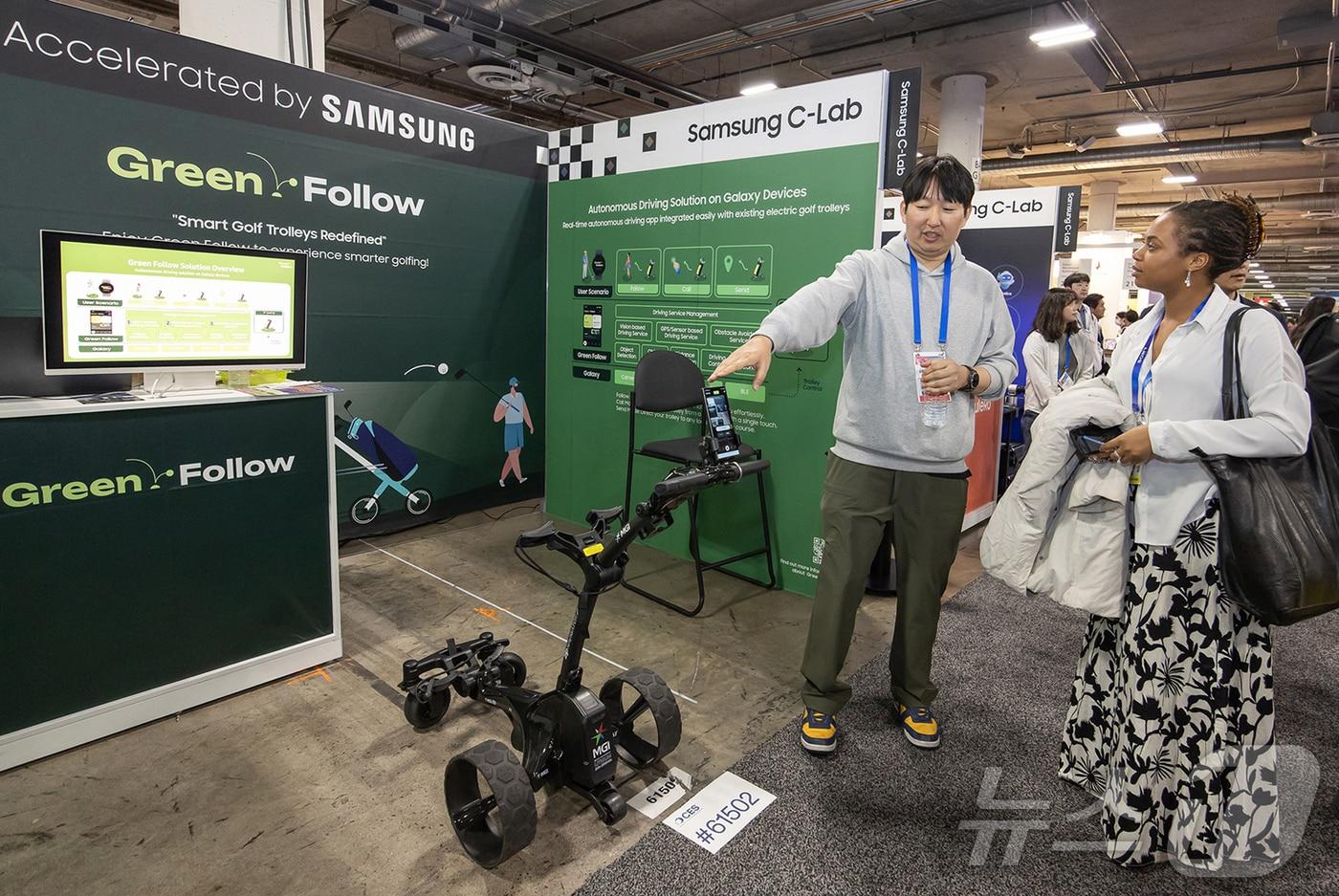 삼성전자 사내 벤처 'C랩(C-LAB) 인사이드' 소속 '그린팔로우'의 조성래 수석이 미국 라스베이거스에서 열린 'CES 2025'에 마련된 삼성전자 C랩 전시관에서 관람객에게 자사 설루션인 자율 주행 골프 트롤리를 설명하고 있다.(삼성전자 제공)