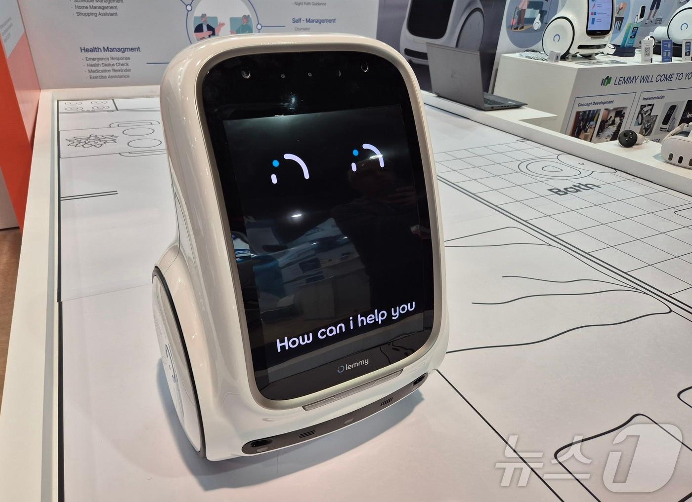 본문 이미지 - 신성델타테크가 개발한 시니어 돌봄 로봇 '래미'.2025.1.9/뉴스1 최동현 기자