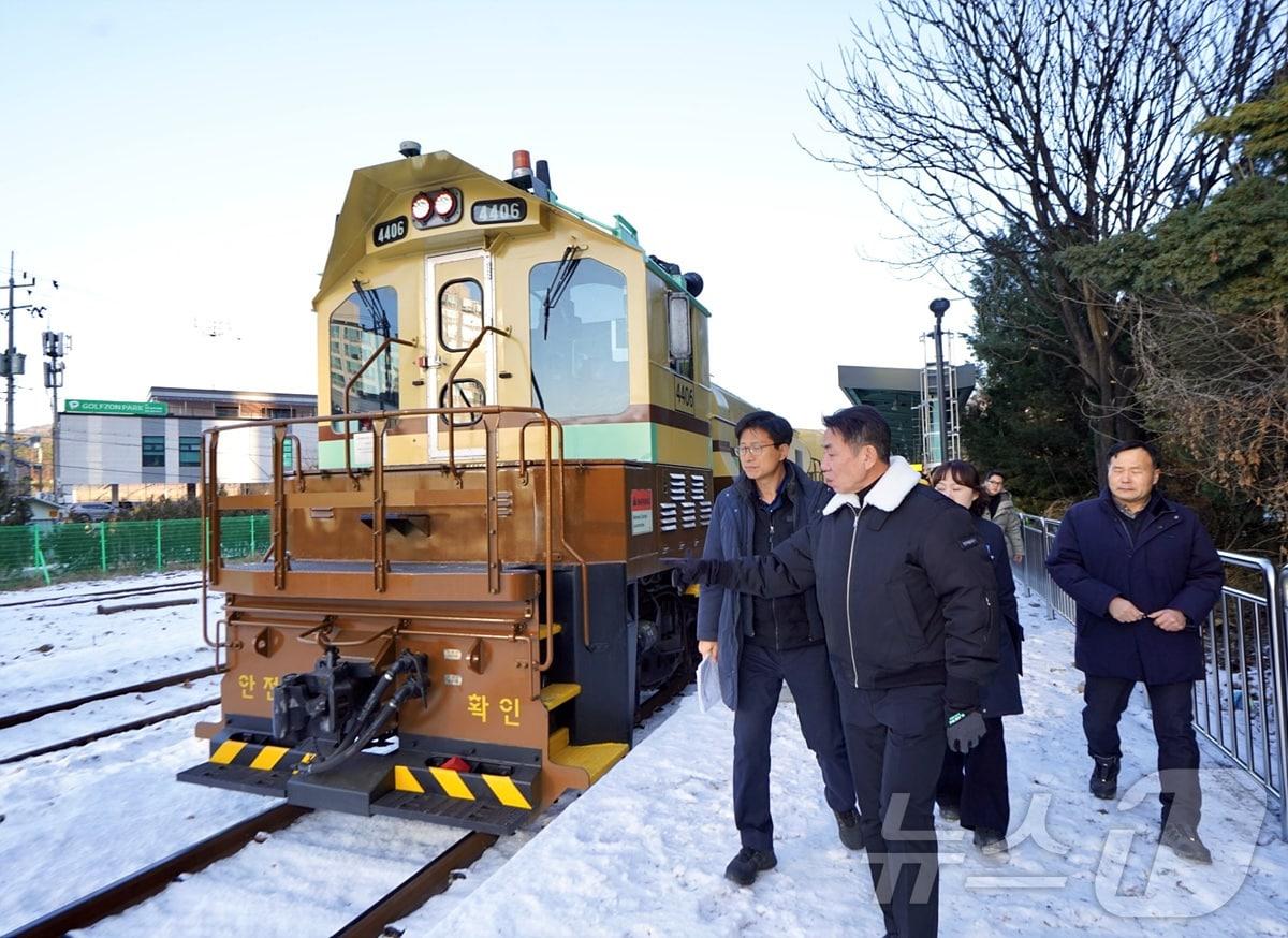 본문 이미지 - 한문희 코레일 사장(사진 맨 앞)이 10일 오후 송추역에서 교외선 무궁화호 열차와 역 시설물을 살피고, 개통 준비 현황을 점검했다. (코레일 제공)/뉴스1
