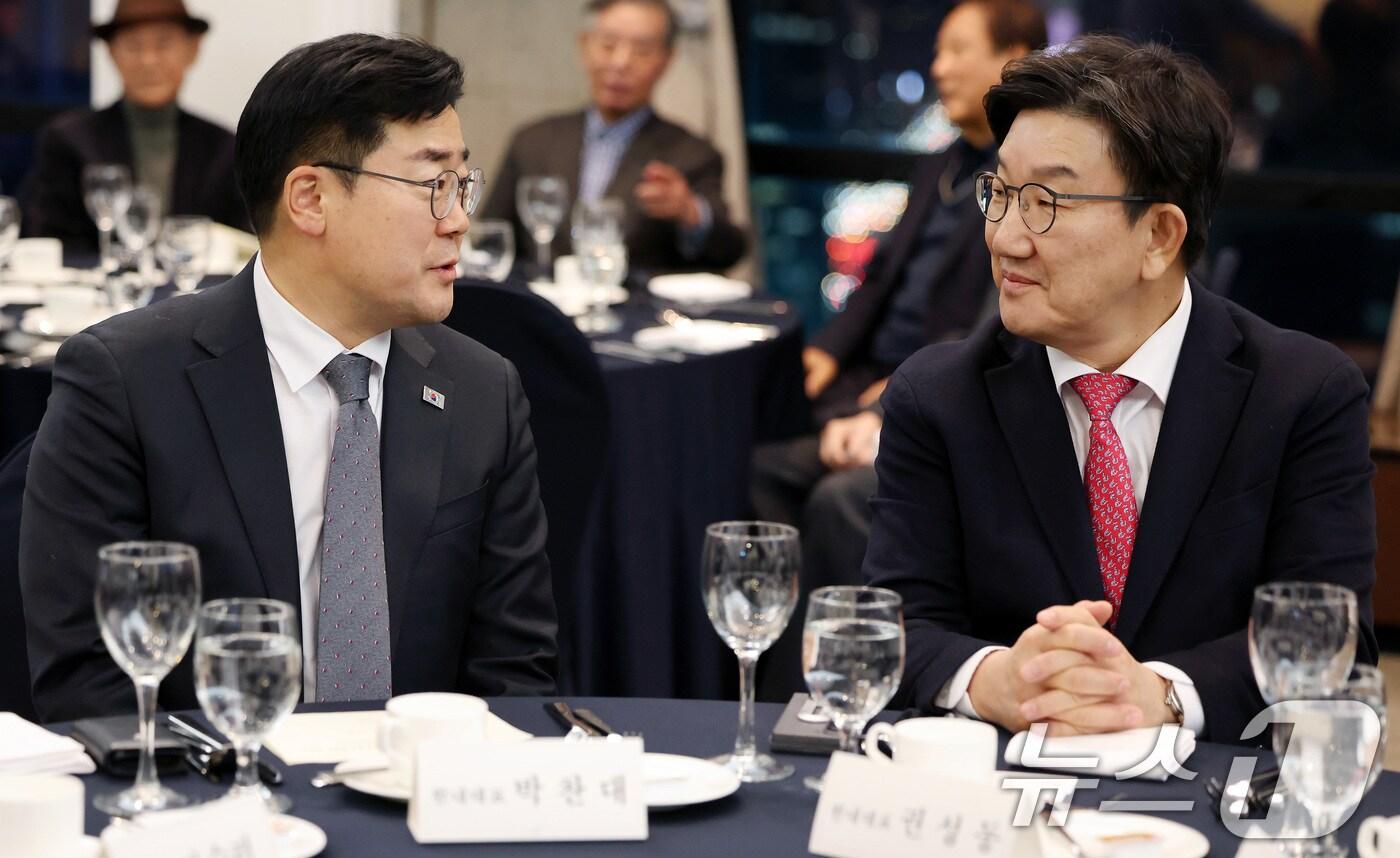 권성동 국민의힘 원내대표와 박찬대 더불어민주당 원내대표가 10일 서울 중구 세종대로 한국프레스센터 내셔널프레스클럽에서 열린 관훈클럽 창립 68주년 기념식에 참석해 대화를 나누고 있다. 2025.1.10/뉴스1 ⓒ News1 이동해 기자