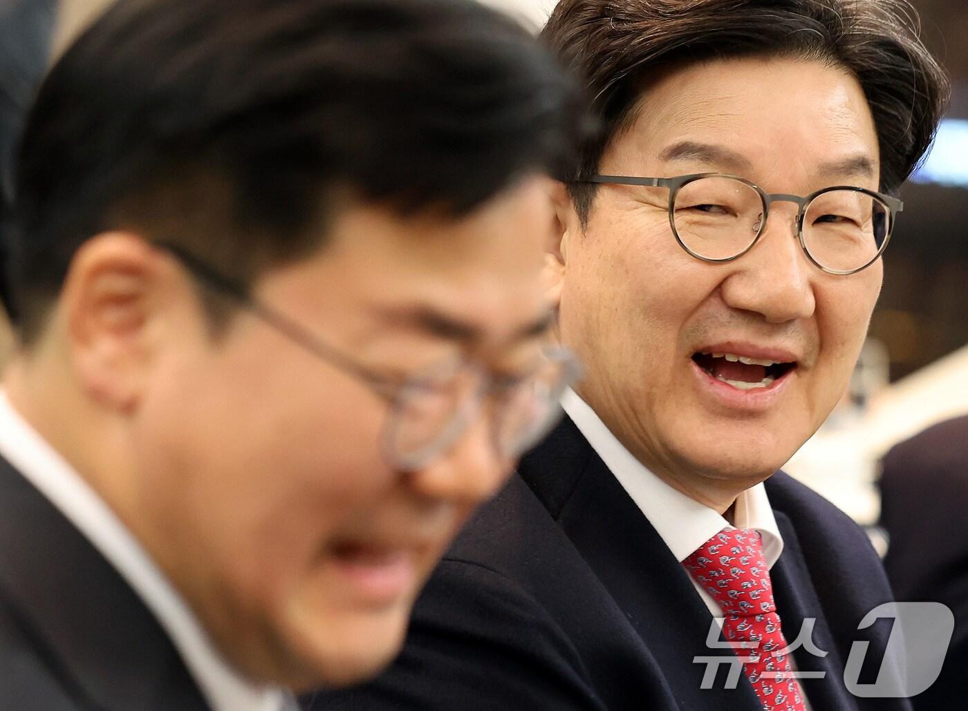 본문 이미지 - 권성동 국민의힘 원내대표가 10일 서울 중구 세종대로 한국프레스센터 내셔널프레스클럽에서 열린 관훈클럽 창립 68주년 기념식에 참석해 박찬대 더불어민주당 원내대표를 바라보고 있다. 2025.1.10/뉴스1 ⓒ News1 이동해 기자