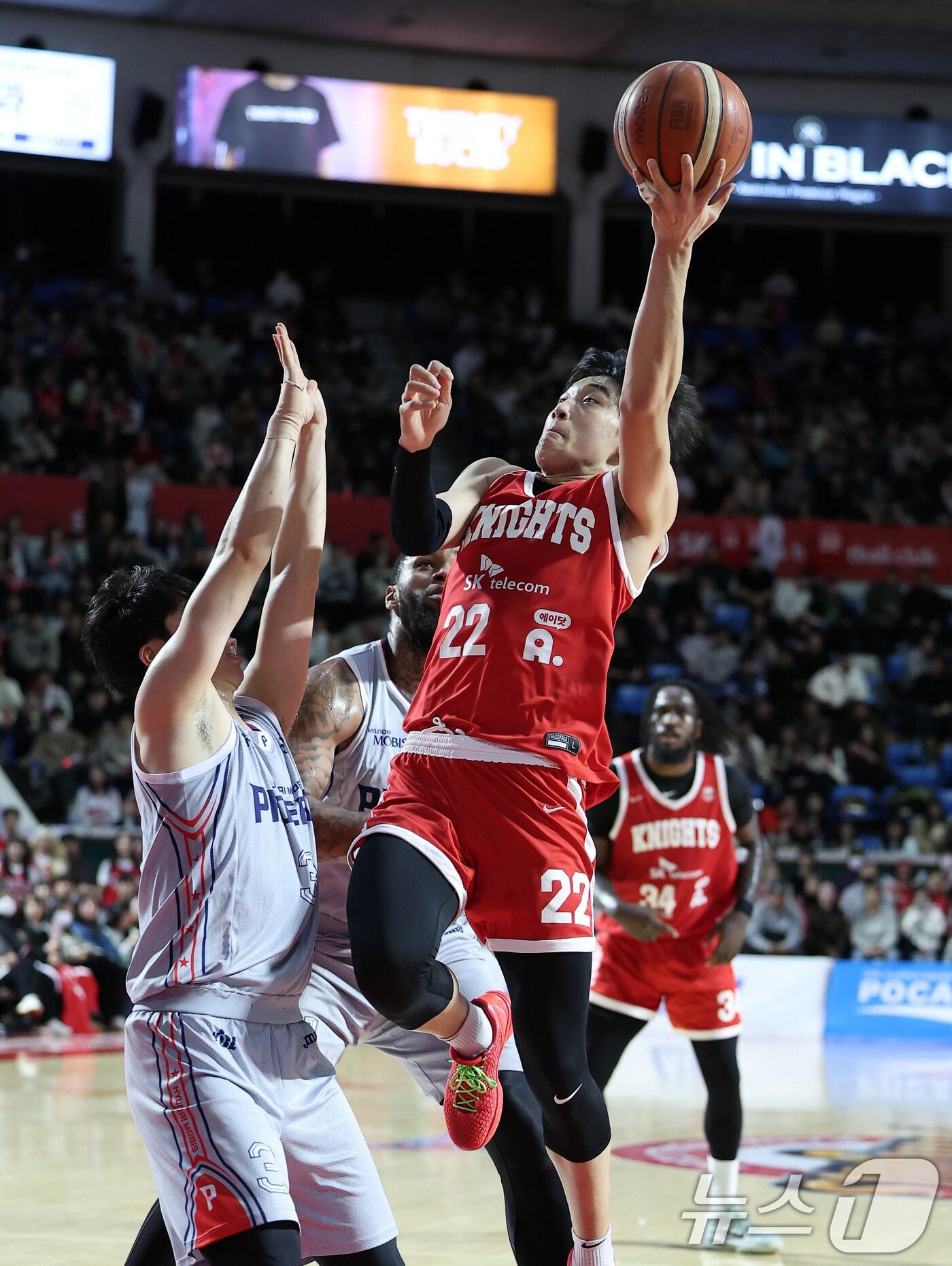 본문 이미지 - 10일 오후 서울 송파구 잠실학생체육관에서 열린 '2024-2025 KCC 프로농구' 정규리그 서울 SK 나이츠와 울산 현대모비스의 경기, 서울 SK 오재현이 레이업을 시도하고 있다. 2025.1.10/뉴스1 ⓒ News1 김성진 기자