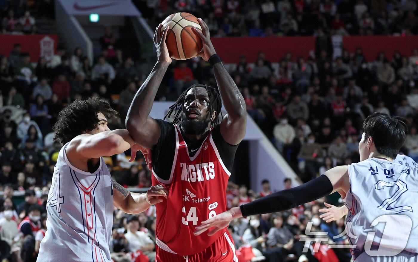 10일 오후 서울 송파구 잠실학생체육관에서 열린 '2024-2025 KCC 프로농구' 정규리그 서울 SK 나이츠와 울산 현대모비스의 경기, 서울 SK 자밀 워니가 골밑 돌파를 하고 있다. 2025.1.10/뉴스1 ⓒ News1 김성진 기자