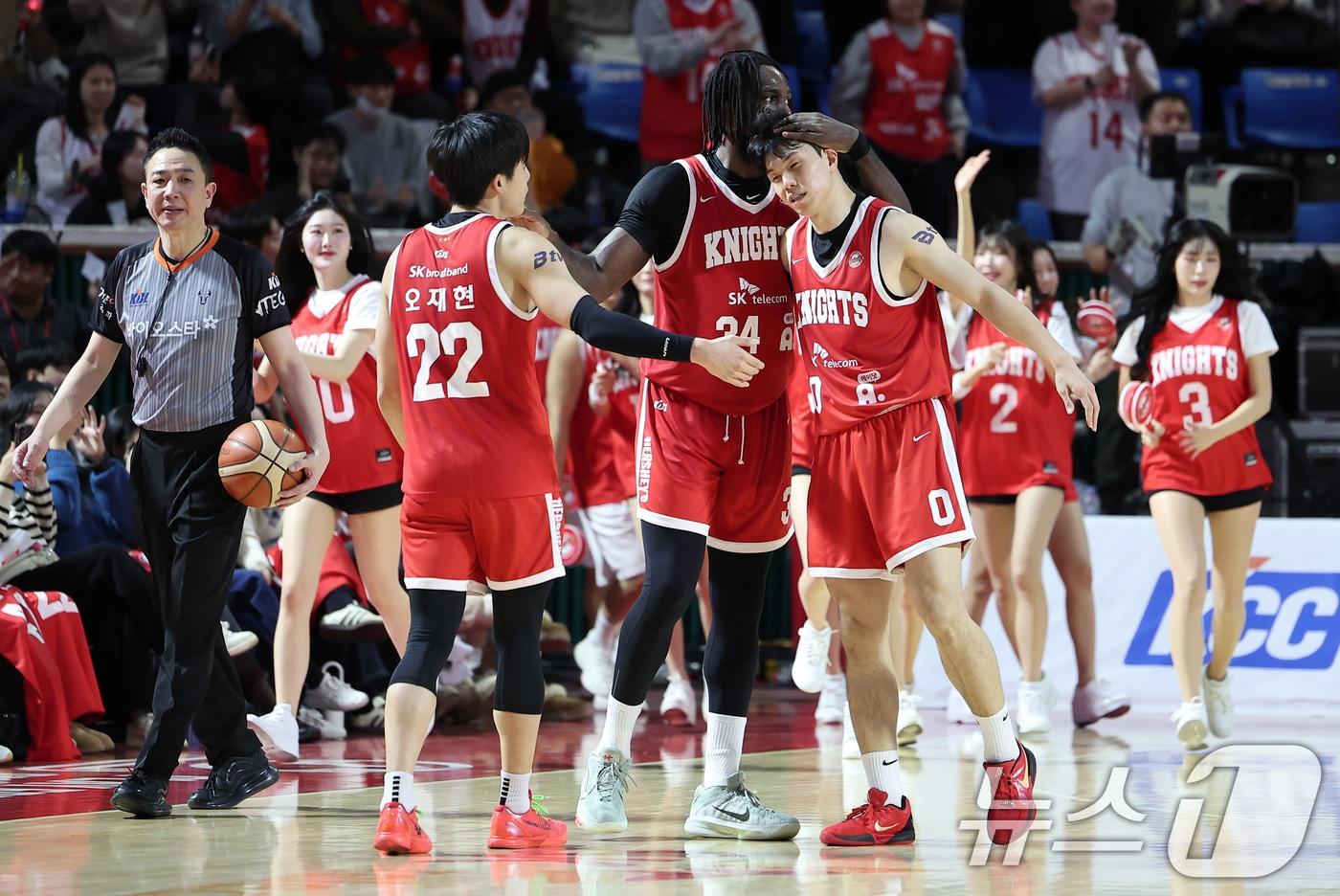 10일 오후 서울 송파구 잠실학생체육관에서 열린 '2024-2025 KCC 프로농구' 정규리그 서울 SK 나이츠와 울산 현대모비스의 경기에서 76-70으로 승리를 거둔 서울 SK 오재현, 자밀 워니, 김태훈이 기뻐하고 있다. 2025.1.10/뉴스1 ⓒ News1 김성진 기자