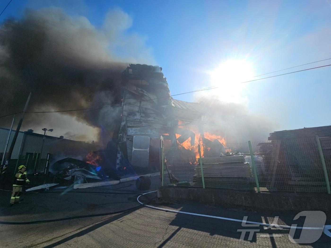 본문 이미지 - 10일 오후 1시 17분쯤 경남 김해시 한림면 안하리의 목재 가공 공장에서 불이 나 소방관들이 진화에 나서고 있다.(경남소방본부 제공)