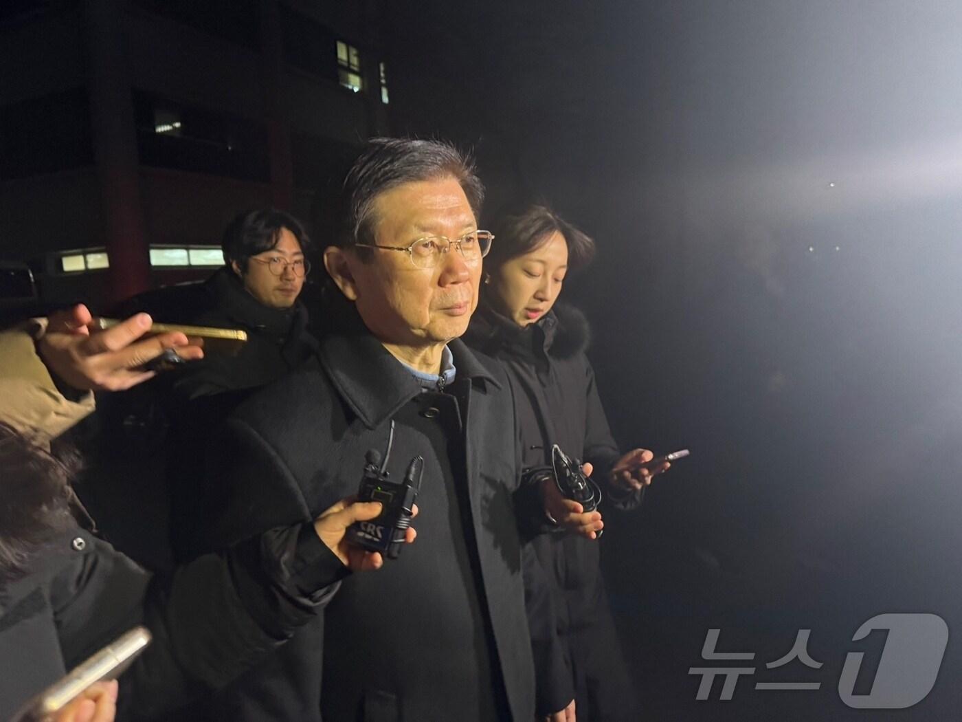 본문 이미지 - 박종준 전 대통령경호처장이 10일 오후 11시 10분쯤 서울 서대문구 미근동 경찰청 중대범죄수사과에서 경찰 조사를 마치고 나왔다. 2025.1.10/뉴스1 ⓒ News1 이강 기자