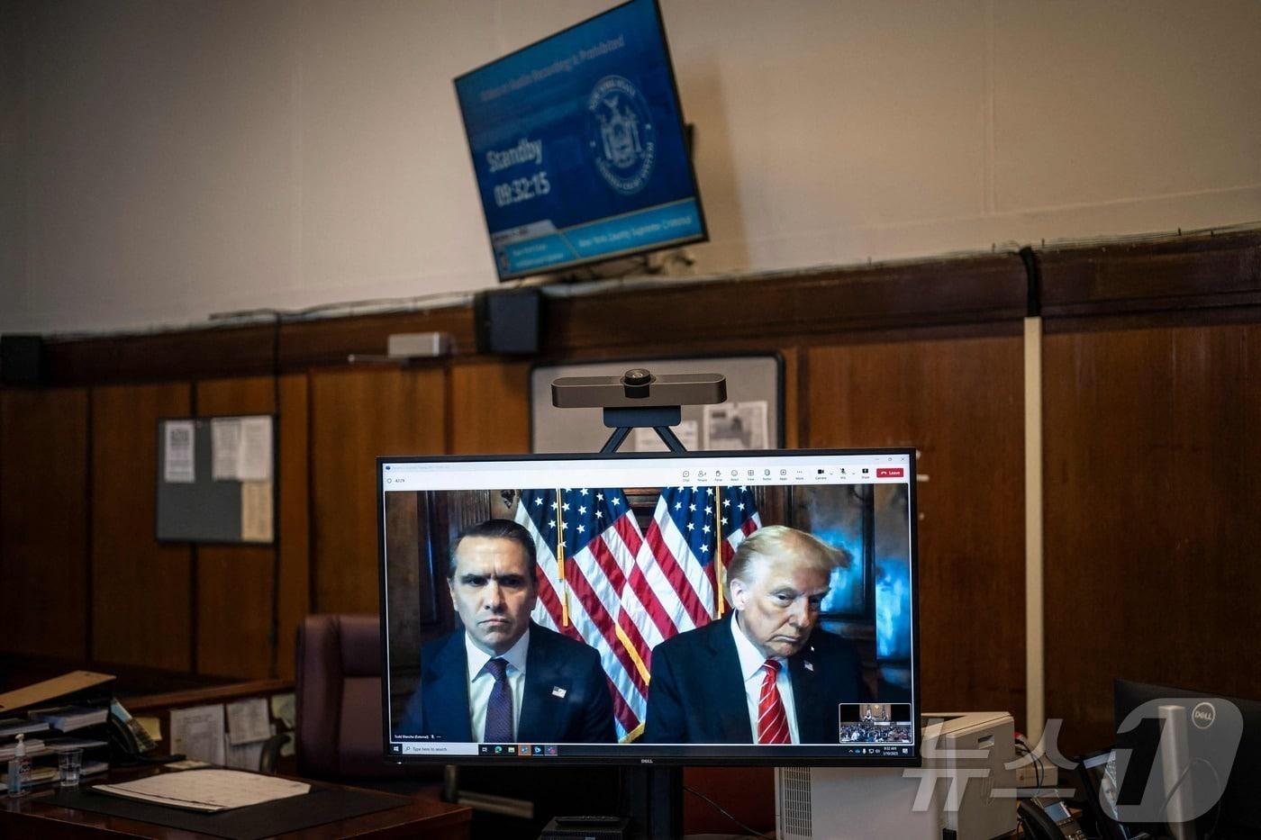 도널드 트럼프 미국 대통령 당선인이 10일&#40;현지시간&#41; 자신의 &#39;성 추문 입막음 돈&#39; 혐의와 관련한 재판에 화상으로 참석했다. 2025.01.10. ⓒ AFP=뉴스1