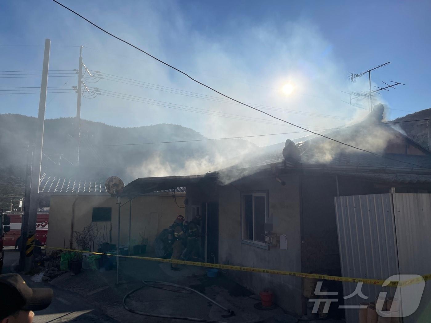 본문 이미지 - 경북 예천군 용문면 한 주택에서 불이나 소방당국이 화재 진압에 나섰다.2025.1.11/뉴스1