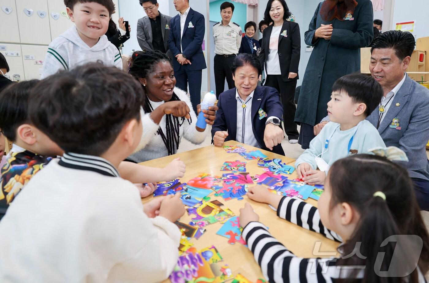 이병환 성주군수가 원어민 영어 특성화교육에 참여한 학생들과 대화를 나누고 있다. (성주군 제공) 2025.1.11/뉴스1