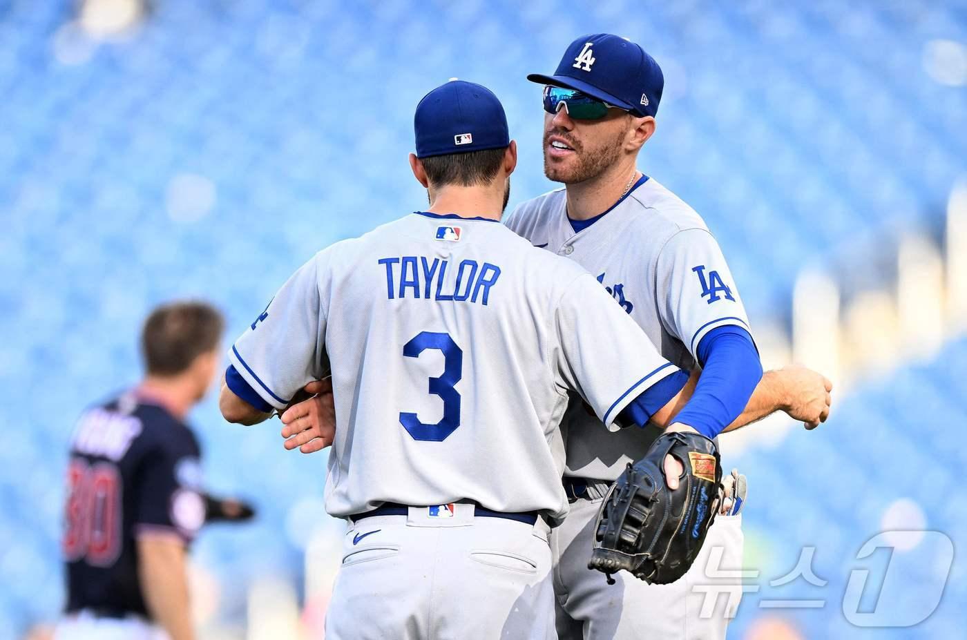 본문 이미지 - LA 다저스 프레디 프리먼(오른쪽)과 크리스 테일러. ⓒ AFP=뉴스1
