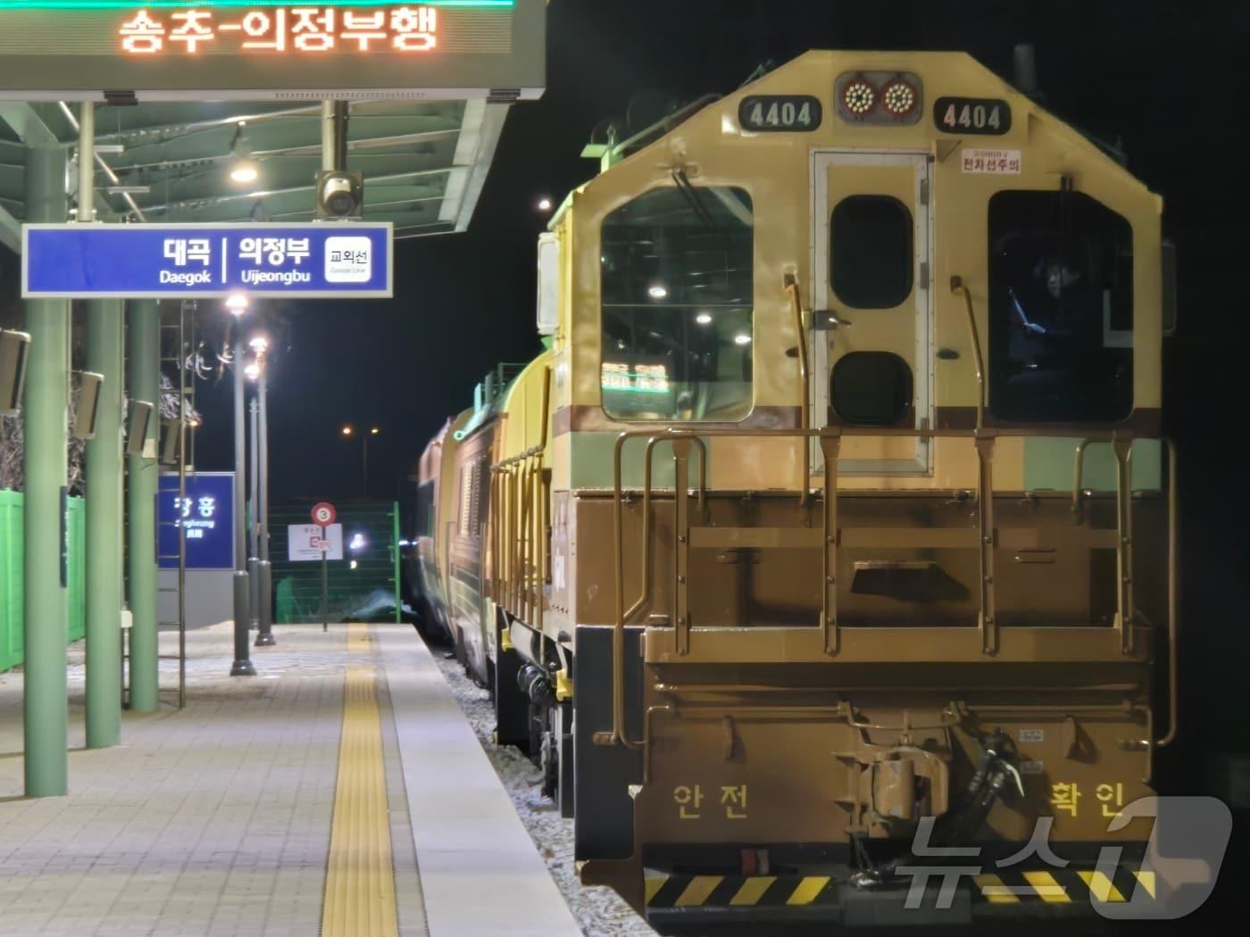 본문 이미지 - 교외선 개통 첫날인 11일 오전 6시 20분께 경기 양주시 장흥역에 무궁화호가 들어오고 있다. 고양과 의정부를 잇는 교외선은 대곡·원릉·일영·장흥·송추·의정부역 등 6개 역에 정차하며, 하루 왕복 8회 운행한다.2024.01.11/뉴스1 ⓒ News1 양희문 기자