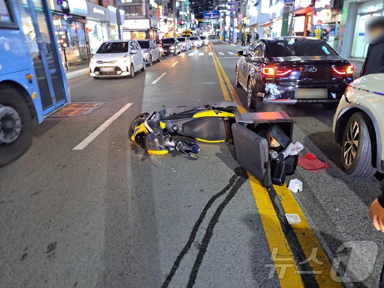 본문 이미지 - 10일 오후 부산 동래구 사직동 음주운전 교통사고 현장.(동래경찰서 제공)