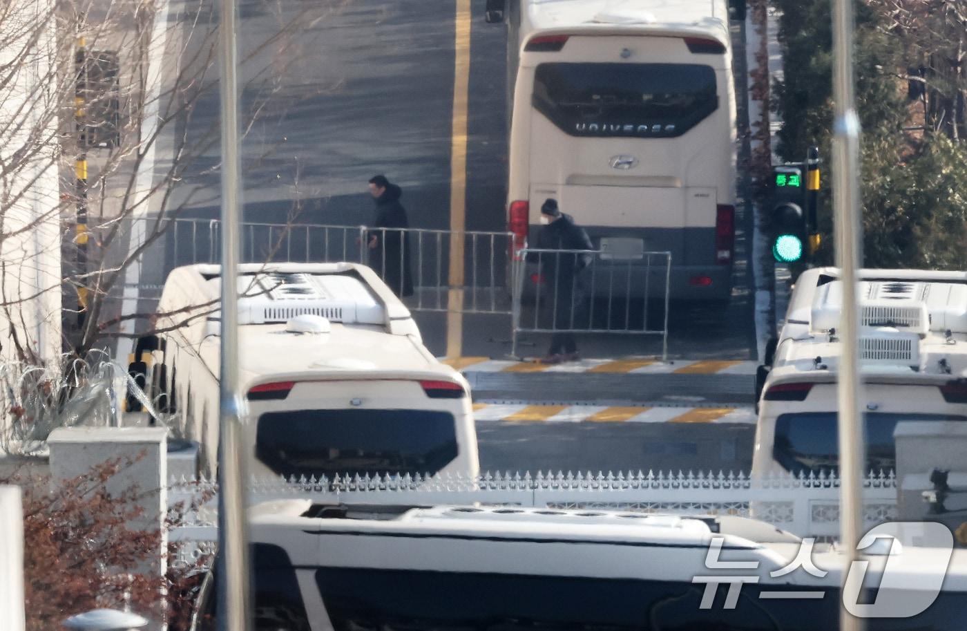 공수처와 경찰의 윤석열 대통령 2차 체포영장 집행 시도가 임박한 지난 1월 11일 오전 차벽이 세워진 서울 용산구 한남동 대통령 관저 안에서 경호 인력이 겹겹이 펜스를 치고 있다. 2025.1.11/뉴스1 ⓒ News1 오대일 기자