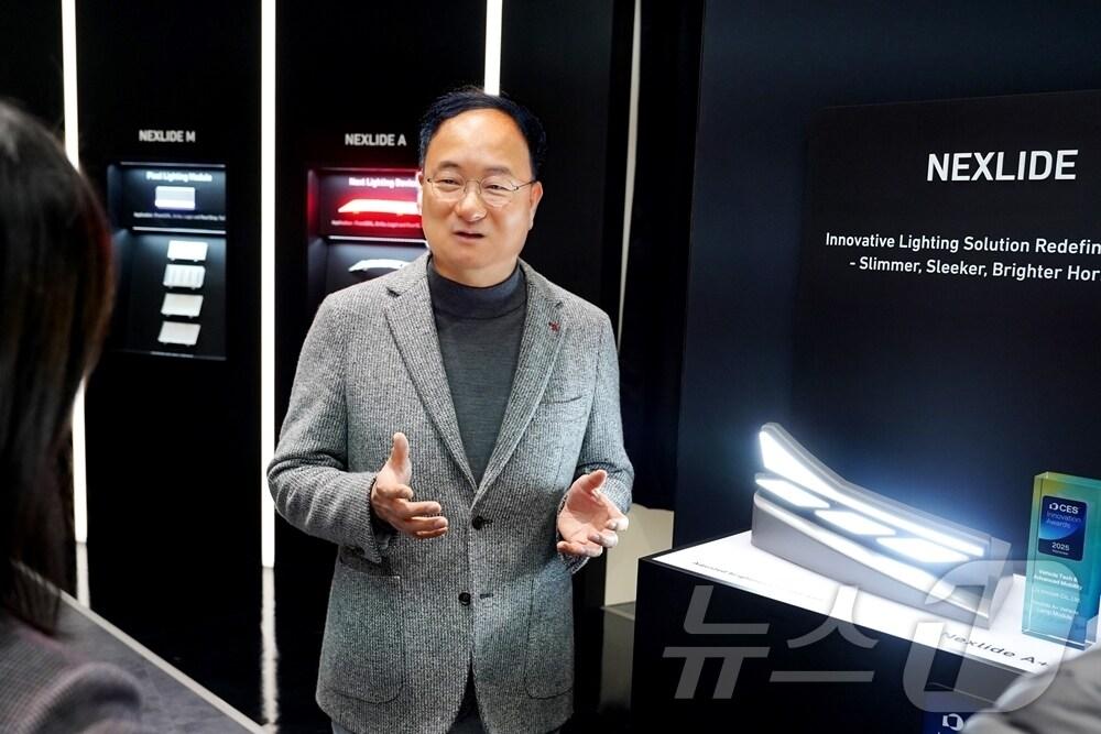 본문 이미지 - 지난 8일(현지 시각) 미국 라스베이거스에서 열린 CES 2025에서 LG이노텍 문혁수 대표가 전시부스에서 기자들의 질문에 답변하고 있다(LG이노텍 제공). ⓒ 뉴스1